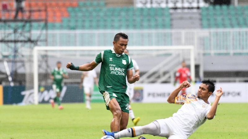 Pemain PSMS nyaris terjatuh usai dijegal pemain pemain Persikad Depok dalam pertandingan lanjutan Liga 1 yang bertanding di Stadion Pakansari Bogor. (istimewa)