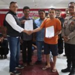 Perwakilan warga Desa Parbuluan VI dan pihak PT Gruti berjabat tangan usai menandatangani kesepakatan damai melalui jalur restorative justice yang difasilitasi Polres Dairi di Sidikalang, Jumat (9/1/2026).
