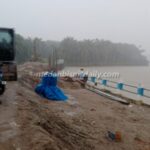 Kondisi tanggul Sungai Dalu-Dalu di Desa Sukaraja, Kecamatan Air Putih, Kabupaten Batu Bara, yang ambruk dan retak meski baru dibangun dengan anggaran Rp11,6 miliar, sehingga menuai sorotan masyarakat dan desakan agar aparat penegak hukum turun tangan.