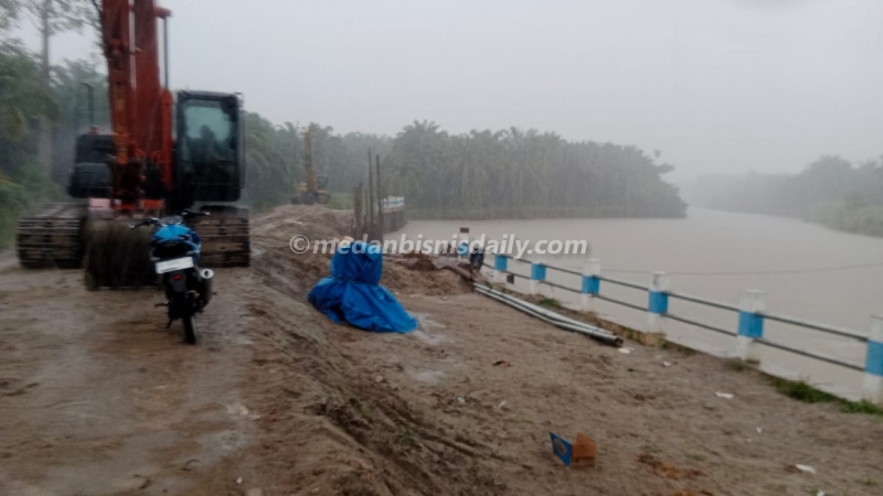 Kondisi tanggul Sungai Dalu-Dalu di Desa Sukaraja, Kecamatan Air Putih, Kabupaten Batu Bara, yang ambruk dan retak meski baru dibangun dengan anggaran Rp11,6 miliar, sehingga menuai sorotan masyarakat dan desakan agar aparat penegak hukum turun tangan.