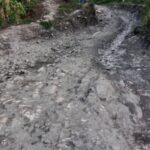 Kondisi jalan provinsi lintas Huruna di Desa Bawohosi, Kabupaten Nias Selatan, rusak parah dan dipenuhi bebatuan, sehingga mengancam keselamatan pengendara yang melintas setiap hari. (warga/dok)