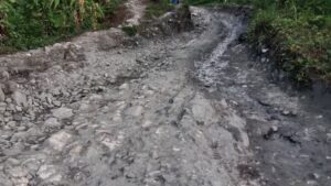 Kondisi jalan provinsi lintas Huruna di Desa Bawohosi, Kabupaten Nias Selatan, rusak parah dan dipenuhi bebatuan, sehingga mengancam keselamatan pengendara yang melintas setiap hari. (warga/dok)