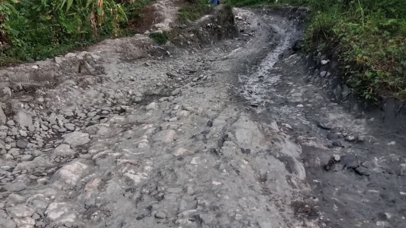 Kondisi jalan provinsi lintas Huruna di Desa Bawohosi, Kabupaten Nias Selatan, rusak parah dan dipenuhi bebatuan, sehingga mengancam keselamatan pengendara yang melintas setiap hari. (warga/dok)