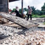 Zulkifli, pelaku UMKM ikan rebus, mengamati hasil produksi yang dijemur di Desa Nanassiam, Kecamatan Medang Deras, Kabupaten Batu Bara, Sumatra Utara. (ahmad putra)