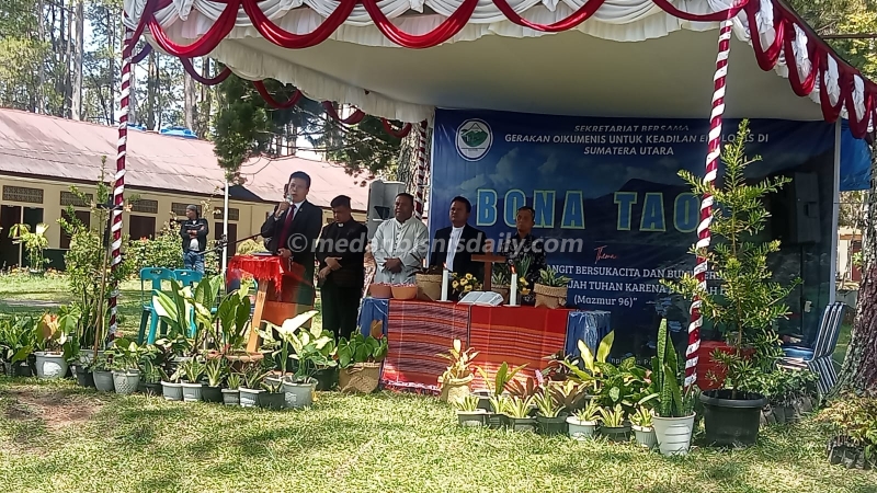 Ephorus HKBP Viktor Tinambunan menyerukan penutupan PT TPL dan penyelamatan lingkungan saat Syukuran Bona Taon Sekber Gokesu di Perkampungan Pemuda HKBP Jetun Silangit, Tapanuli Utara. (johnson silaban)