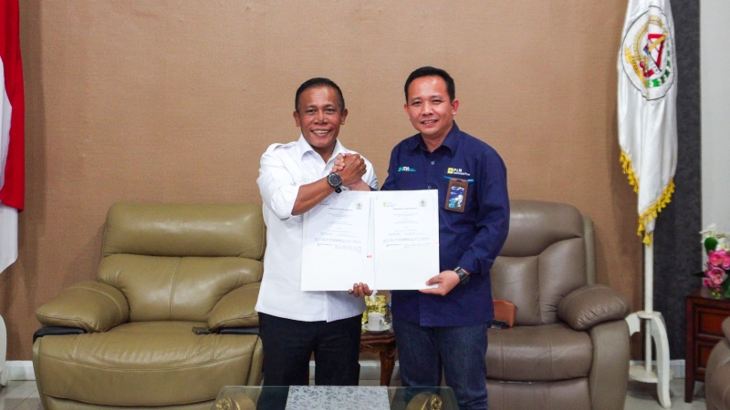 Bupati Tapteng, Masinton Pasaribu bersama Manager UBP Labuhan Angin, Hendri Aman Purba usai penandatanganan MoU pemanfaatan Faba.