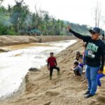 Bupati Tapteng, Masinton Pasaribu meninjau proses normalisasi Sungai Aek Harse di Kelurahan Hutanabolon, Kecamatan Tukka. (juniwan)