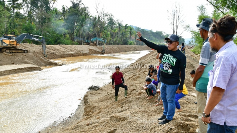 Bupati Tapteng, Masinton Pasaribu meninjau proses normalisasi Sungai Aek Harse di Kelurahan Hutanabolon, Kecamatan Tukka. (juniwan)