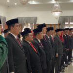 PELANTIKAN: Sejumlah PNS untuk jabatan Pejabat Pimpinan Tinggi Pratama, Administrator dan Pengawas juga Jabatan Fungsional saat dilantik dan diambil sumpah dihadapan rohaniawan di Gedung Negara, Kamis (22/1/2026).(Panji/Radar Sumedang)