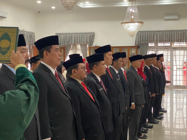 PELANTIKAN: Sejumlah PNS untuk jabatan Pejabat Pimpinan Tinggi Pratama, Administrator dan Pengawas juga Jabatan Fungsional saat dilantik dan diambil sumpah dihadapan rohaniawan di Gedung Negara, Kamis (22/1/2026).(Panji/Radar Sumedang)