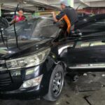 Pemasangan kaca film kini menjadi prioritas bagi banyak pemilik kendaraan. Foto : Surabaya.iNews.id/Andika.