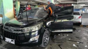 Pemasangan kaca film kini menjadi prioritas bagi banyak pemilik kendaraan. Foto : Surabaya.iNews.id/Andika.