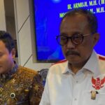 Wawali Kota Surabaya Armuji (kanan) menyampaikan maaf kepada Madas dalam forum mediasi bersama Ketua Umum DPP Madas Mohammad Taufik (kiri) di Universitas Dr Soetomo (Unitomo), Surabaya. Foto : Surabaya.iNews.id/ist.