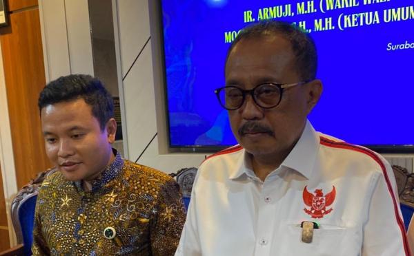 Wawali Kota Surabaya Armuji (kanan) menyampaikan maaf kepada Madas dalam forum mediasi bersama Ketua Umum DPP Madas Mohammad Taufik (kiri) di Universitas Dr Soetomo (Unitomo), Surabaya. Foto : Surabaya.iNews.id/ist.