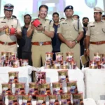 मीडिया को चीनी मांझे के खिलाफ चलाये गये अभियान के बारे में जानकारी देते हैदराबाद के पुलिस आयुक्त वी.सी. सज्जनार।