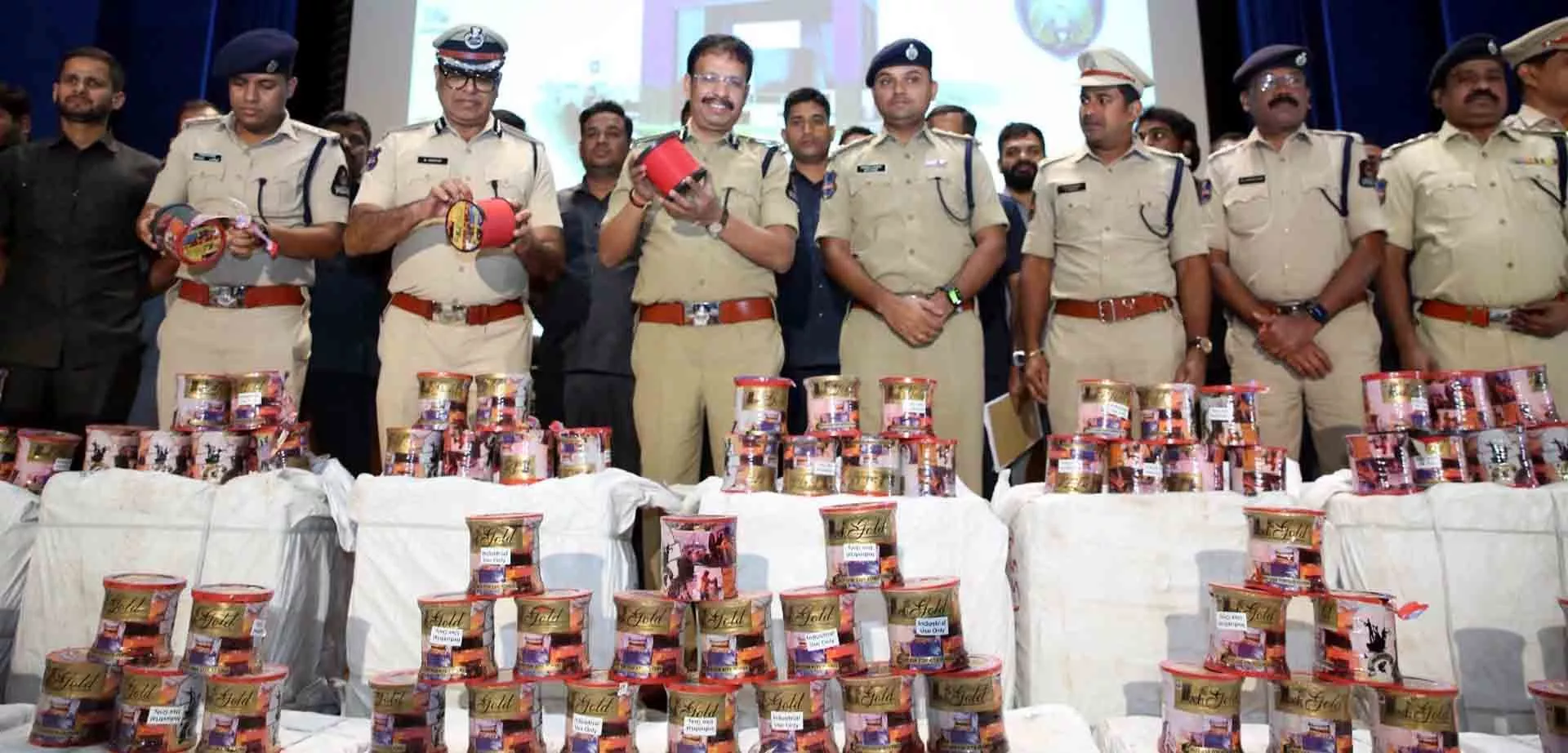 मीडिया को चीनी मांझे के खिलाफ चलाये गये अभियान के बारे में जानकारी देते हैदराबाद के पुलिस आयुक्त वी.सी. सज्जनार।