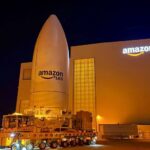 قمر صناعي تابع لشركة أمازون في أثناء التحضير للإقلاع (الحساب الرسمي لأمازن ليو)