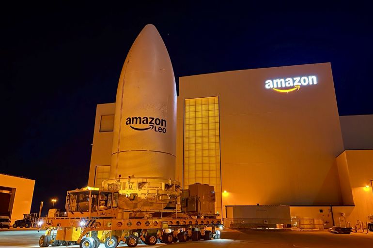 قمر صناعي تابع لشركة أمازون في أثناء التحضير للإقلاع (الحساب الرسمي لأمازن ليو)