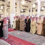 أدى الصلاة مع سموه عدد من أصحاب السمو الأمراء والمسؤولين وجمع من المواطنين