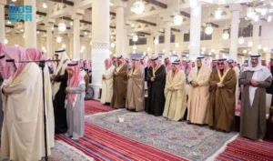 أدى الصلاة مع سموه عدد من أصحاب السمو الأمراء والمسؤولين وجمع من المواطنين