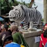 Patung Macan Putih Gemoy di Desa Balongjeruk Kediri jadi sorotan warganet. Karya ini terinspirasi mimpi seniman dan dibangun tanpa dana desa. Foto Surabaya.iNews.id/tangkap layar
