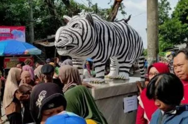 Patung Macan Putih Gemoy di Desa Balongjeruk Kediri jadi sorotan warganet. Karya ini terinspirasi mimpi seniman dan dibangun tanpa dana desa. Foto Surabaya.iNews.id/tangkap layar