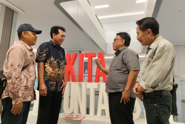 Pemkot Surabaya mempercepat realisasi beasiswa mahasiswa PTS. Pendataan kampus ditargetkan rampung Januari 2026 dengan kuota 6.000 penerima. Foto Surabaya.iNews.id/arif