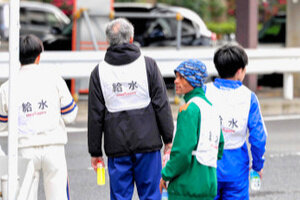箱根駅伝9区で選手を待つ給水係の八田秀雄さん（左から2人目）=2025年1月3日、横浜市西区、本人提供