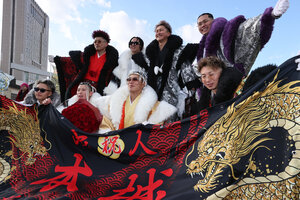 「二十歳の記念式典」の会場近くで、派手な衣装でポーズを決める人たち=2026年1月11日午前9時55分、北九州市小倉北区、小宮路勝撮影