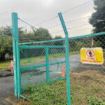 木々が生い茂る調布基地跡地留保地=2025年10月24日午後4時5分、東京都調布市西町、石川瀬里撮影