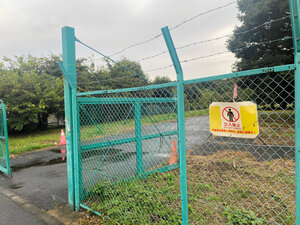 木々が生い茂る調布基地跡地留保地=2025年10月24日午後4時5分、東京都調布市西町、石川瀬里撮影