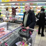 Người dân mua sắm tại một cửa hàng ở Tehran, Iran hôm 16-1 - Ảnh: AP