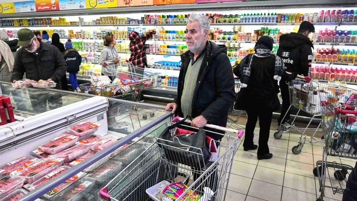 Người dân mua sắm tại một cửa hàng ở Tehran, Iran hôm 16-1 - Ảnh: AP