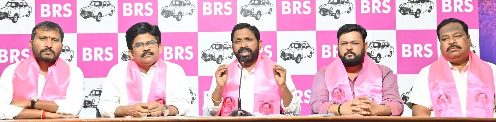 तेलंगाना भवन में मीडिया को संबोधित करते भारास नेता डॉ. एरोला श्रीनिवास।