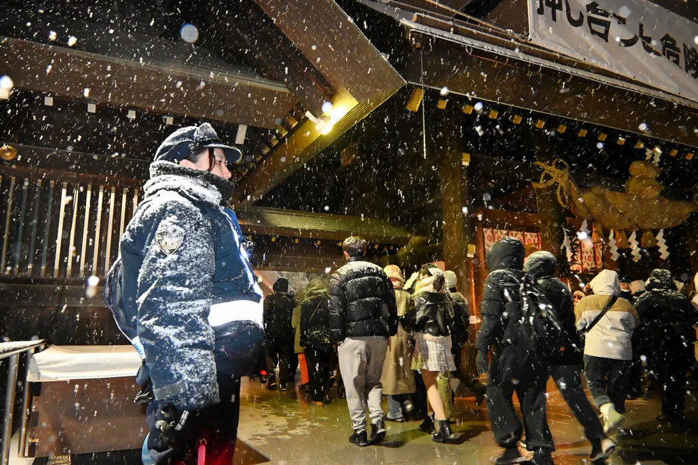 New Year’s Eve at Hokkaido Shrine: A Close Look at Police Security Efforts, from Crowd Control to Lost and Found.