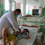 Bác sĩ khoa nhi, Bệnh viện Đa khoa Bà Rịa thăm khám cho bệnh nhân ngộ độc thực phẩm nghi do ăn bánh mì. Luật An toàn thực phẩm sửa đổi sẽ có 1 chương dành riêng quy định quản lý thức ăn đường phố - Ảnh: Hoàng Nhị/TTXVN