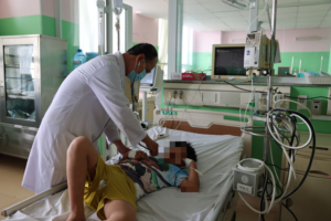 Bác sĩ khoa nhi, Bệnh viện Đa khoa Bà Rịa thăm khám cho bệnh nhân ngộ độc thực phẩm nghi do ăn bánh mì. Luật An toàn thực phẩm sửa đổi sẽ có 1 chương dành riêng quy định quản lý thức ăn đường phố - Ảnh: Hoàng Nhị/TTXVN