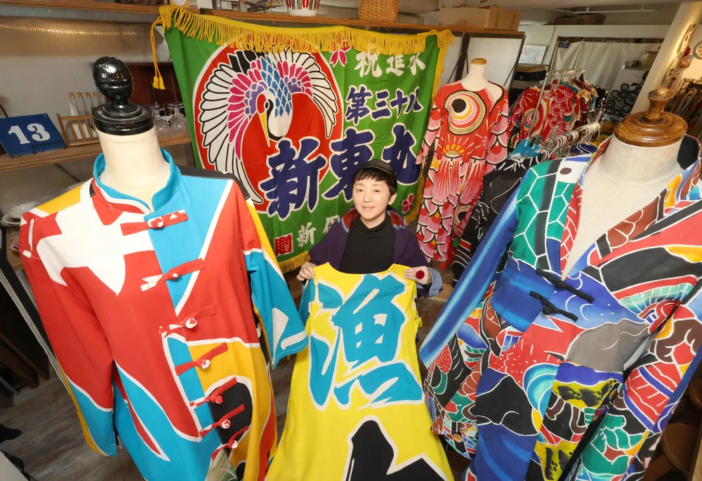 大漁旗や鯉のぼりから作られた「sabumekko」ブランドの洋服を紹介するデザイナーの宮本美紀さん（浜本道夫撮影）