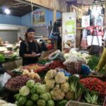 Aktivitas para pedagang sayuran di Pasar Resik Jatinangor