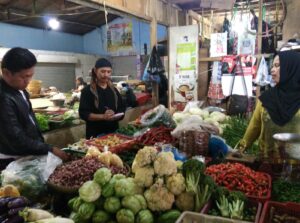 Aktivitas para pedagang sayuran di Pasar Resik Jatinangor