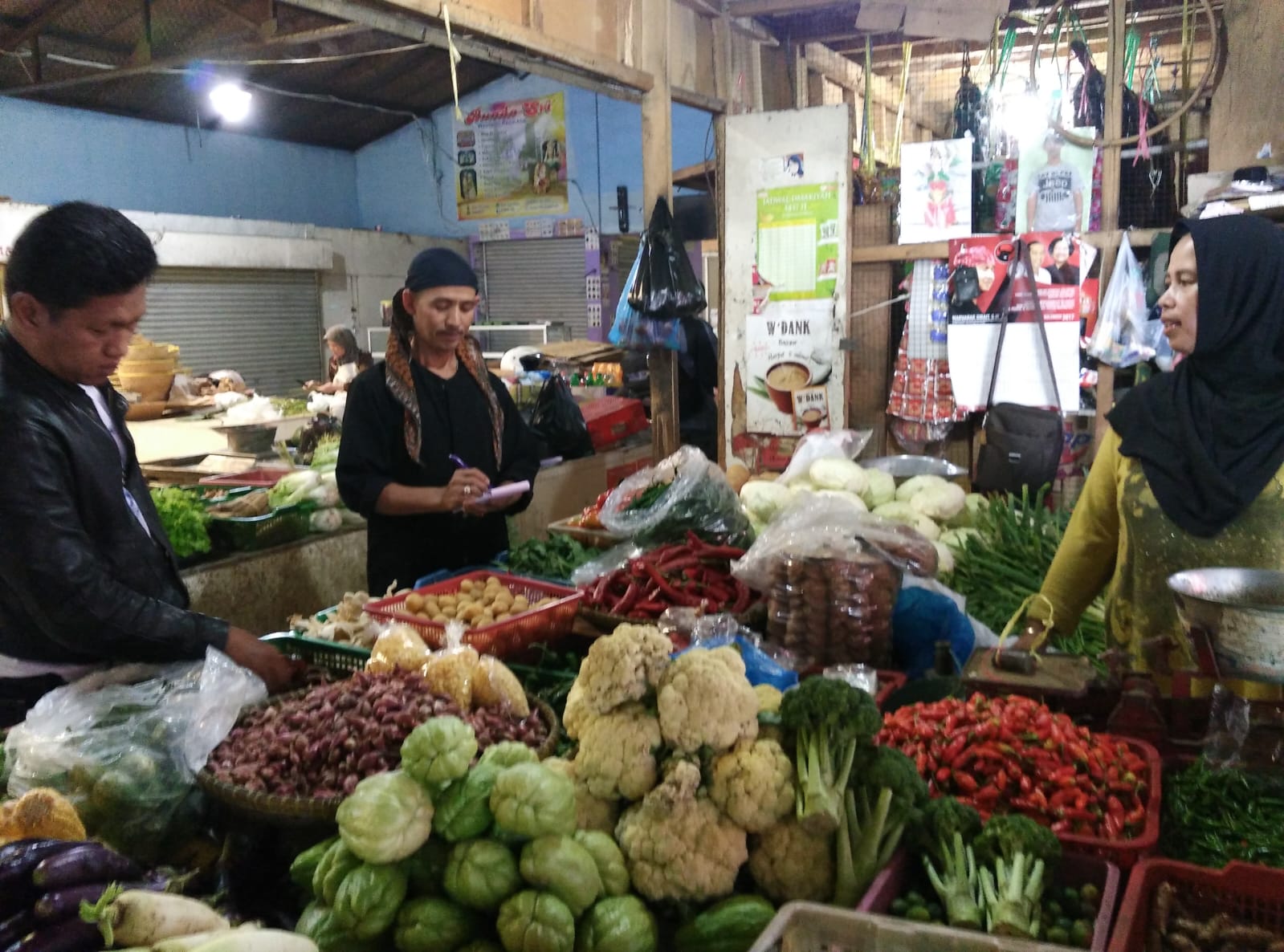 Aktivitas para pedagang sayuran di Pasar Resik Jatinangor