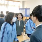 ペアで会話する生徒たち