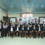 Foto bersama Ketua Umum DePA-RI Dr. TM Luthfi Yazid, SH., LL.M (empat, kanan depan) dengan para advokat baru usai pelantikan mereka di Lombok NTB pada 20 Januari 2026 (Foto: Dok. DPP DePA-RI)