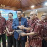 Ketua Umum DePA-RI yang juga anggota Dewan Pakar PWI DIY, Dr. TM Luthfi Yazid (paling kiri) mendampingi Sri Sultan Hamengkubuwono X (tengah) dan Ketua PWI DIY, Drs. Hudono, SH (paling kanan) usai acara pelatikan pengurus PWI DIY di Komplek Kepatihan, Pusat Pemerintahan DIY, Kamis 22 Januari 2026 (Foto: Dok. DePA-RI)