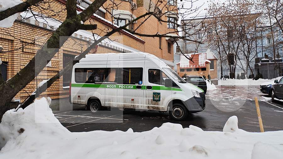 Gerichtsvollzieherfahrzeug vor einem Haus in Chamowniki