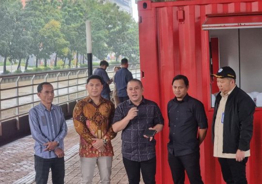 Dirut PTMP David Rahardja mendampingi Anggota DPRD Kota Bekasi saat mengunjungi lokasi wisata air Kalimalang, Kamis 22/01/2026)