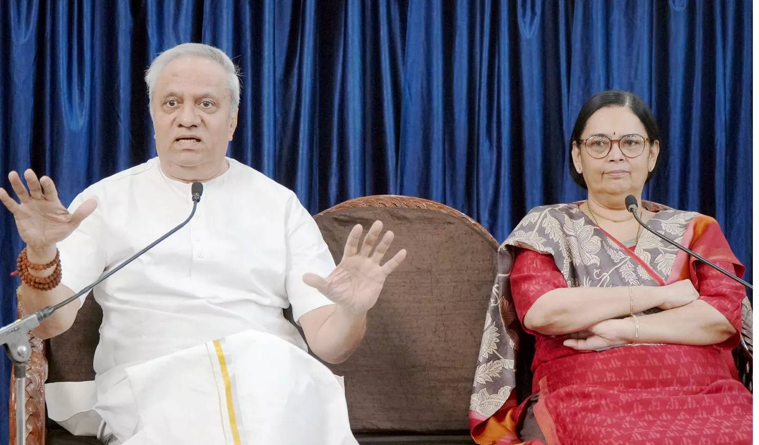 बंजारा हिल्स स्थित अवर पैलेस मेंआयोजित सत्संग को संबोधित करते सद्गुरु रमेशजी एवं गुरु माँ।