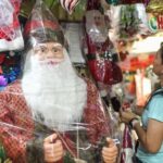 Sejumlah pengunjung memilih pernak pernik natal di Jalan Juanda, Bekasi, Senin (15/12/2025). 10 hari jelang hari raya natal masyarakat mulai mencari kebutuhan pernak pernik natal.