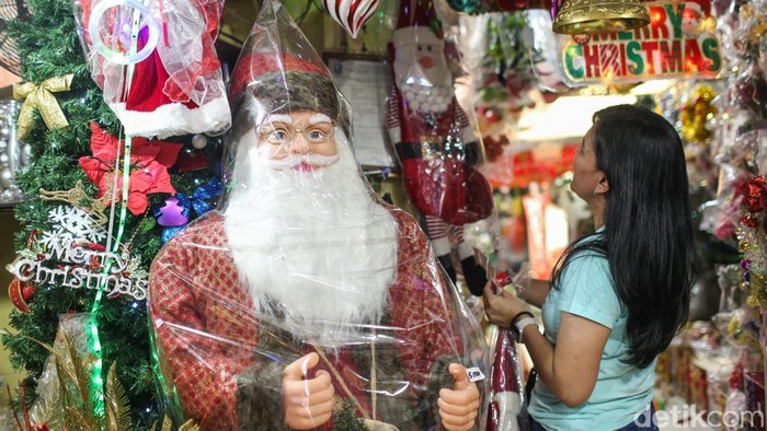 Sejumlah pengunjung memilih pernak pernik natal di Jalan Juanda, Bekasi, Senin (15/12/2025). 10 hari jelang hari raya natal masyarakat mulai mencari kebutuhan pernak pernik natal.