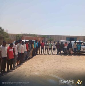 كانوا محتجزين لمدة عامين.. تحرير 221 مهاجرًا بعد مداهمة وكر احتجاز بضواحي الكفرة